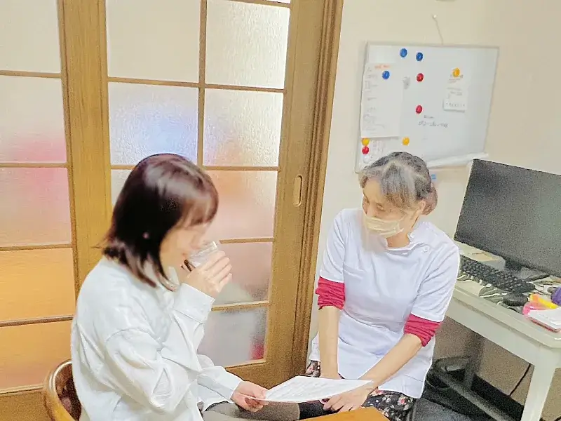 問診中に水素水を飲める様子
